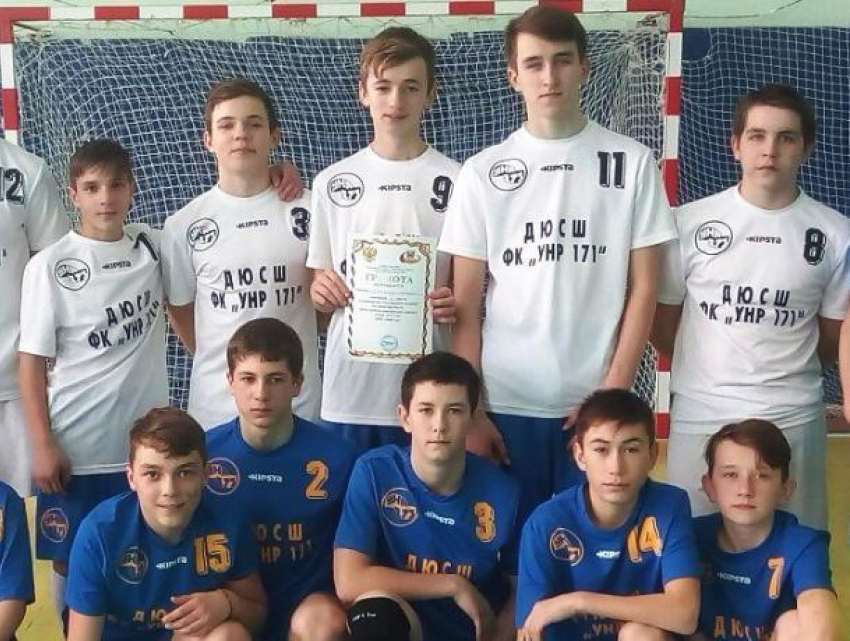 Команда ДЮСШ «УНР-171» из Морозовска вырвала победу в турнире по мини-футболу у обливских игроков