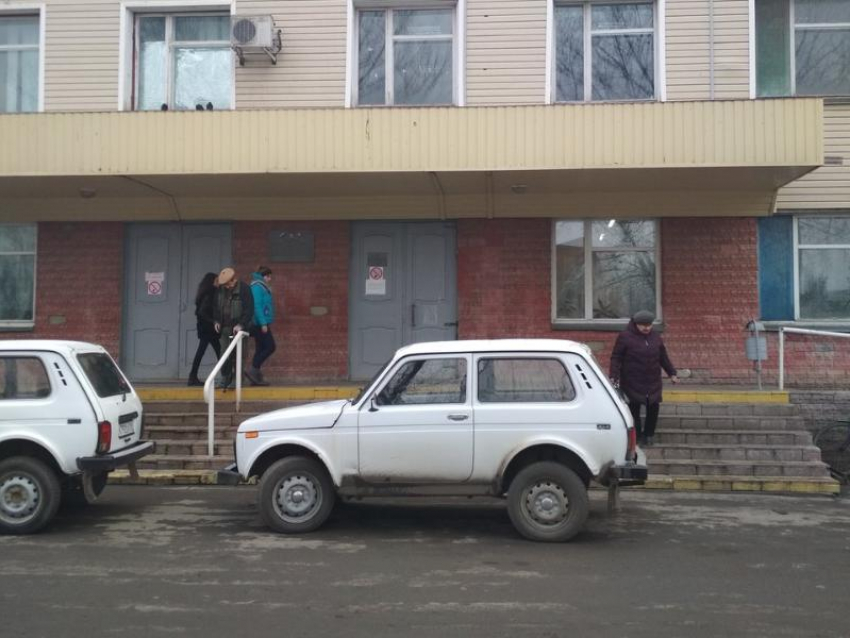 Во взрослой поликлинике Морозовского района разделили поток посетителей с температурой и без