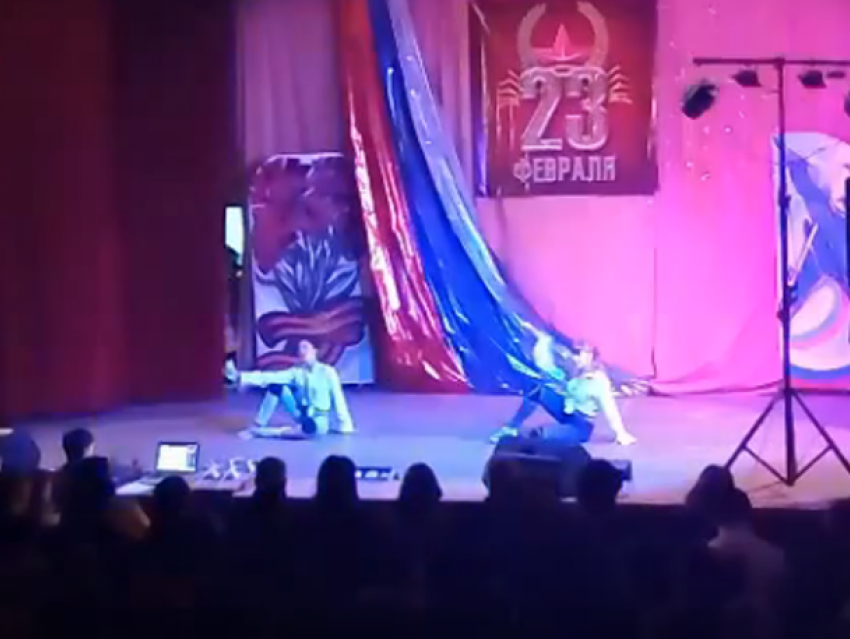 Письмо в редакцию: Горячий танец двух гибких девушек попал в Морозовске на видео 
