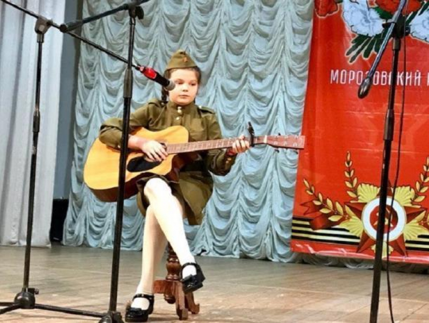 17 учреждений Морозовского района представили талантливые ребята на конкурсе военно-патриотической песни «Гвоздики Отечества» 