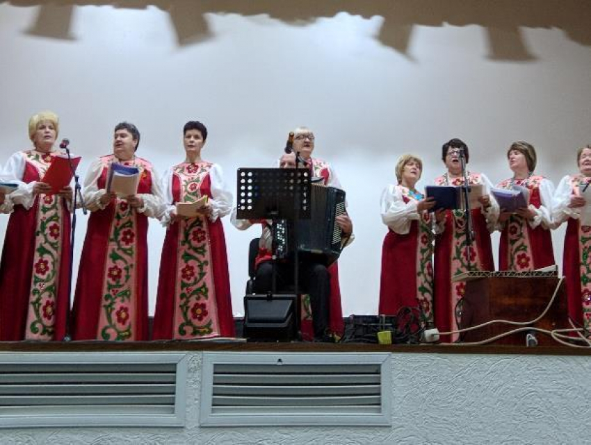 Хор ветеранов Морозовска спел любимые песни для подтверждения звания «Народный» 