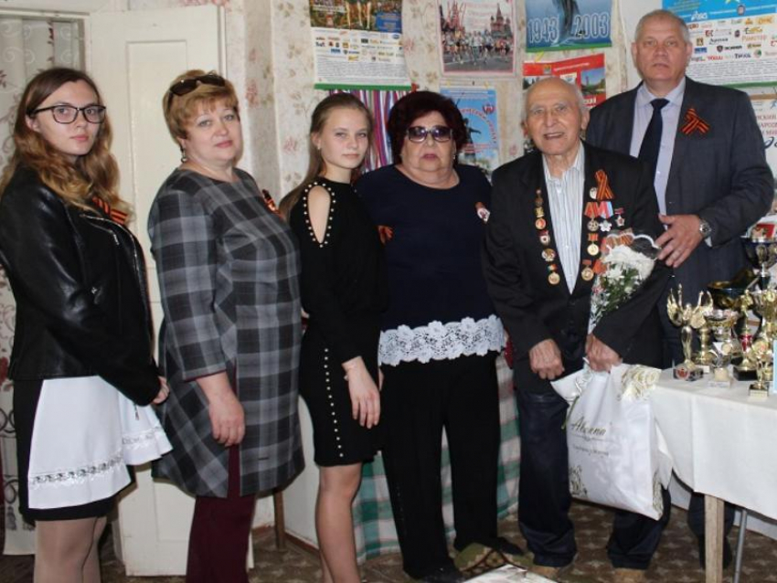"Спутник» поздравлял ветеранов Морозовска вместе с мэром 