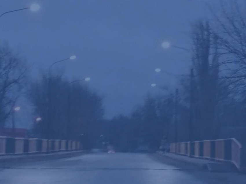 На автомобильном мосту через реку Быстрая в Морозовске установили дополнительные светодиодные фонари