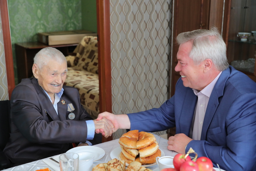 Губернатор вручил 103-летнему морозовчанину-ветерану телевизор