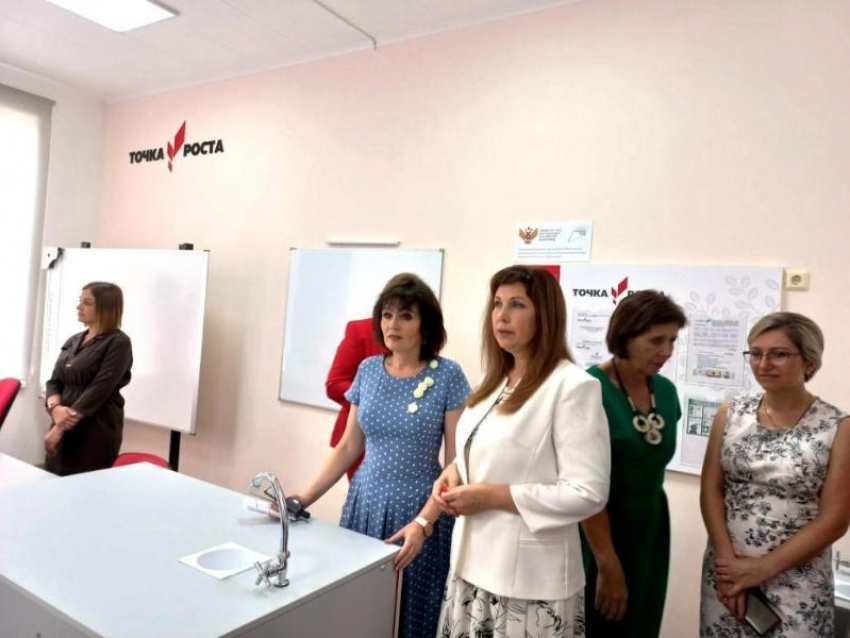 Торжественное открытие центров цифрового и гуманитарного профилей «Точка роста» состоялось в пяти школах Морозовского района 