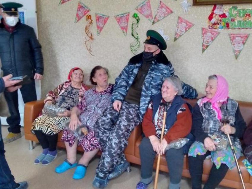 Ветераны погранслужбы поздравили детей из приюта и пожилых морозовчан с Рождеством