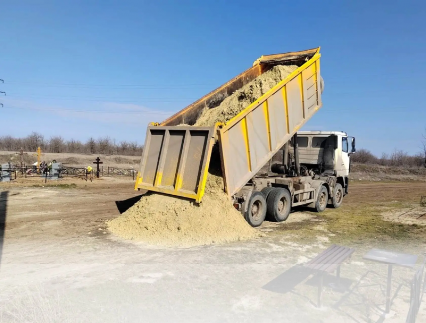 На кладбищах Морозовска начал появляться песок