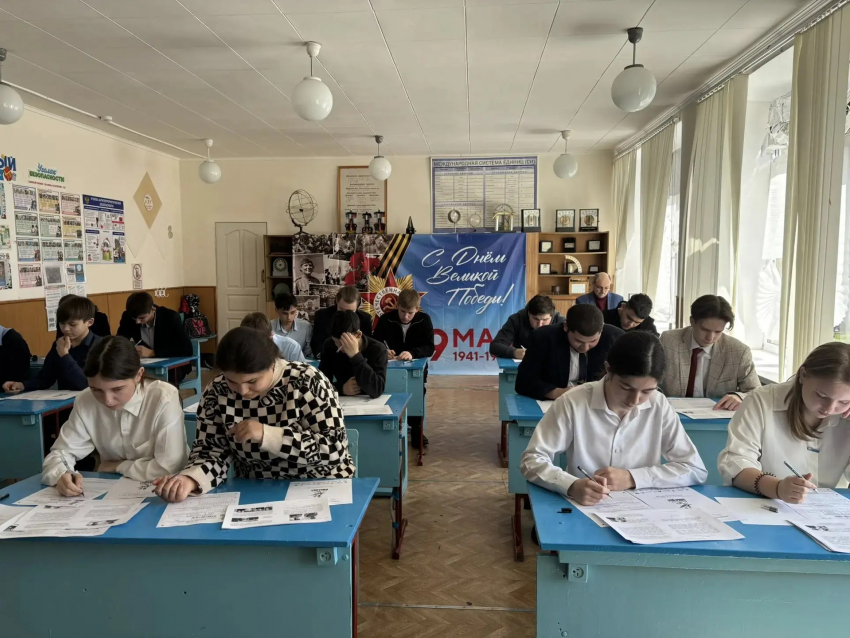 «Память сильнее времени»: Морозовский район массово проверил знания истории в «Диктанте Победы»