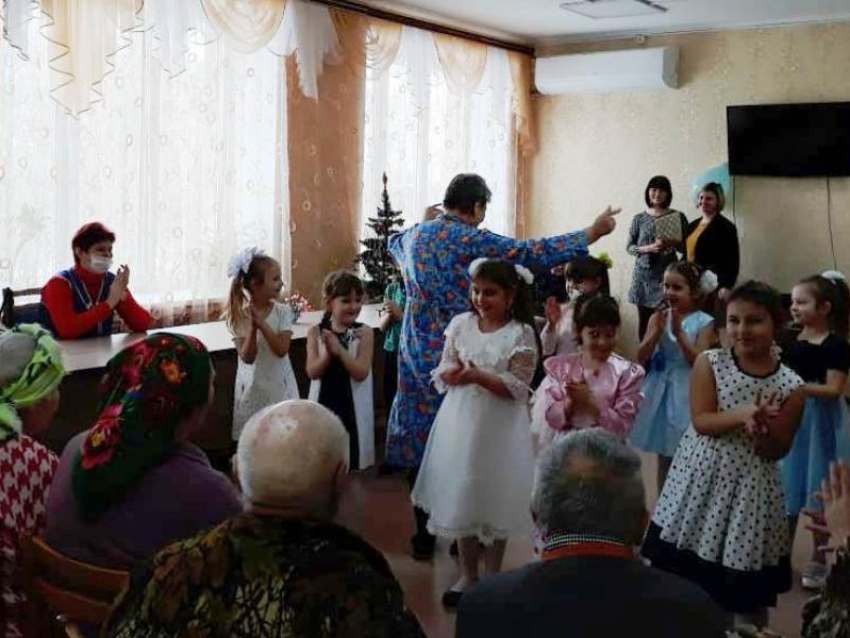 Настоящий рождественский концерт подарили воспитанники детского сада «Сказка» постояльцам ЦСО из Морозовска 