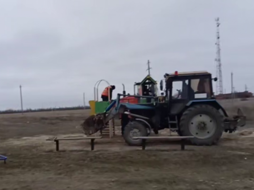 В Морозовске сносят детскую площадку 