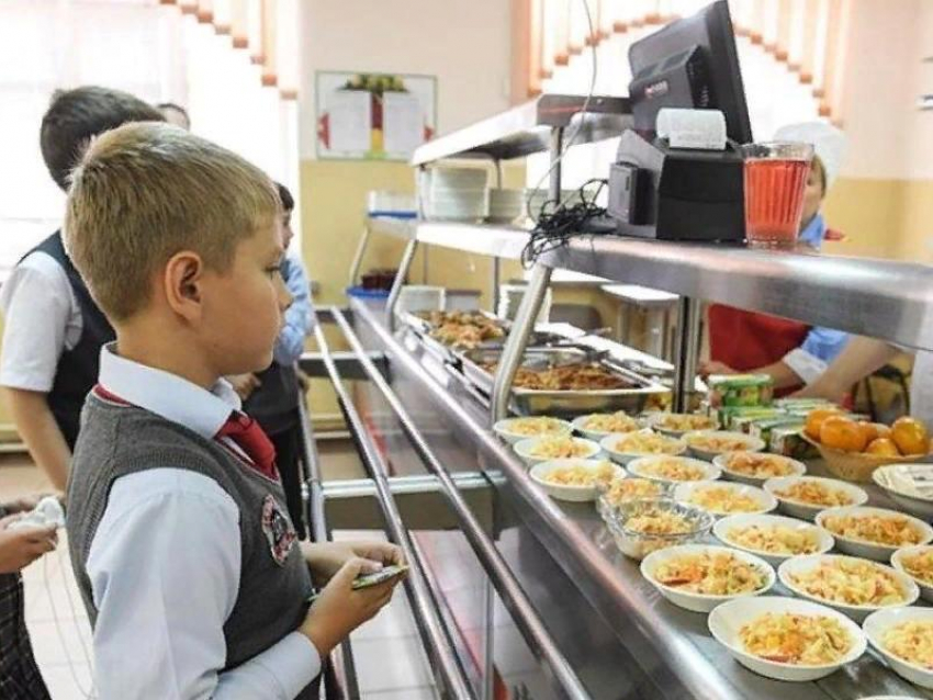 Безналичная система оплаты питания учеников начальных классов скоро появится во всех школах Ростовской области