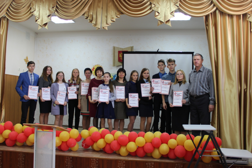 Координатор «Бессмертного полка» Морозовского района наградил школьников за сочинения о войне