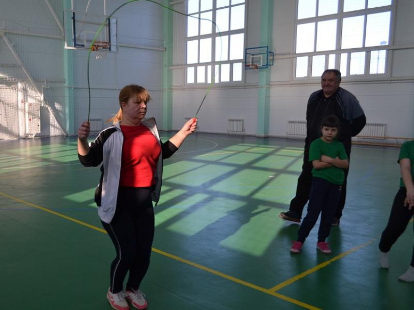 Всю силу, ловкость и выносливость показали родители с детьми на конкурсе спортивных семей в Морозовске