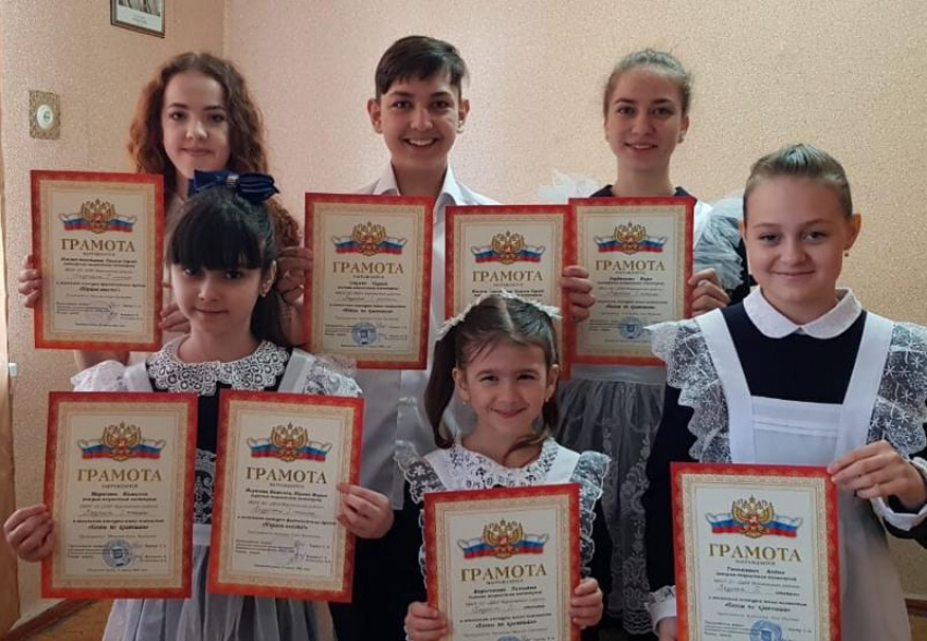 Воспитанники ДШИ Морозовского района приняли участие в зональных конкурсах «Бегом по клавишам"и «Играем вместе"