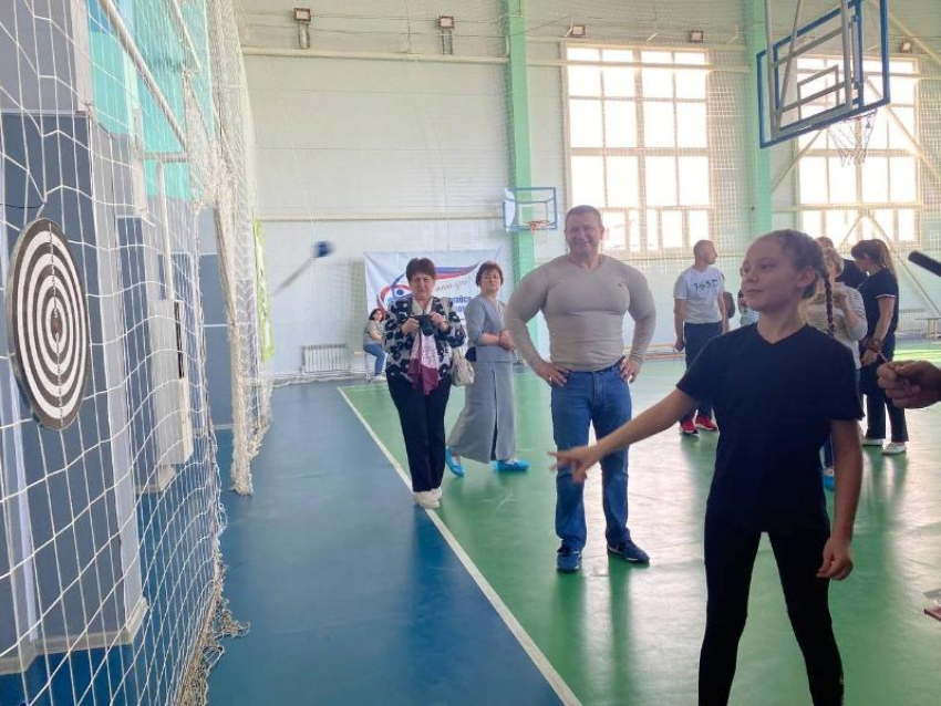 Выносливость, силу воли и рвение к победе показали участники на соревнованиях среди спортивных семей в Морозовске