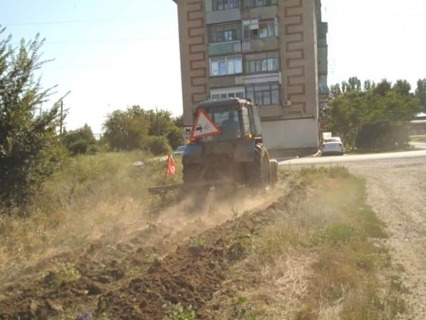 В Морозовске проведено обновление противопожарной опашки 