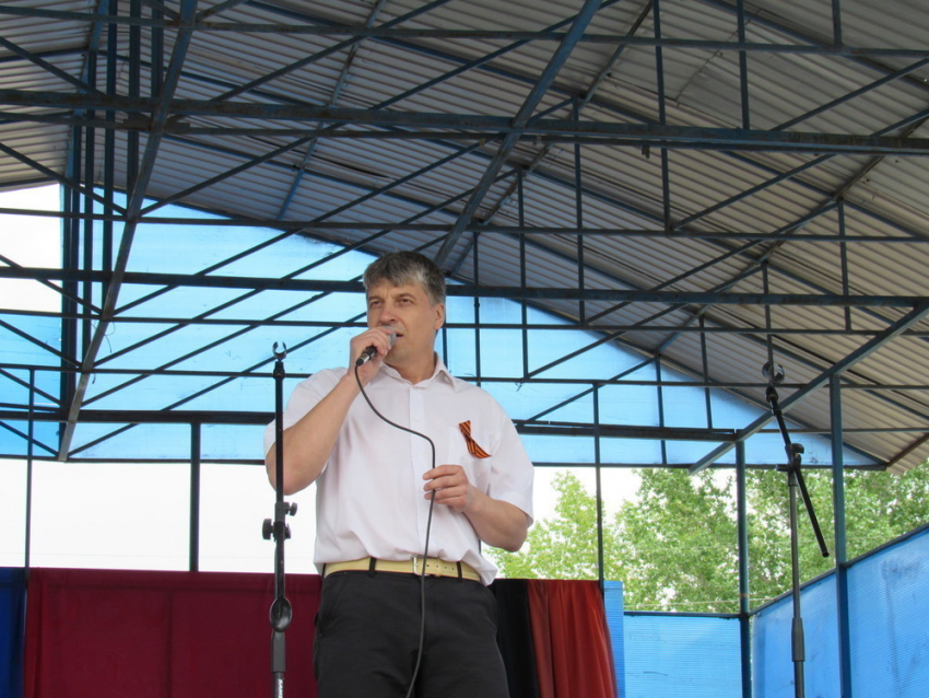 На сцене в центре Морозовска 6 мая выступил Дмитрий Доценко