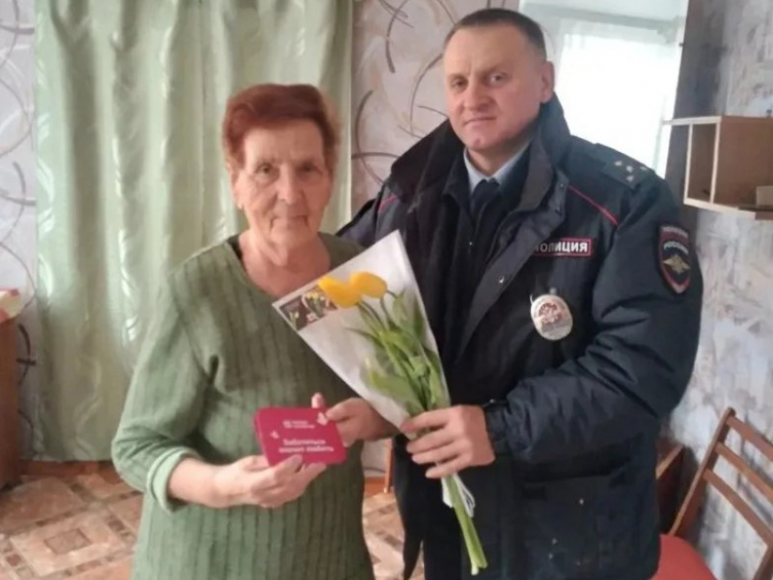 Полицейские навестили семьи погибших коллег в преддверии 8 марта