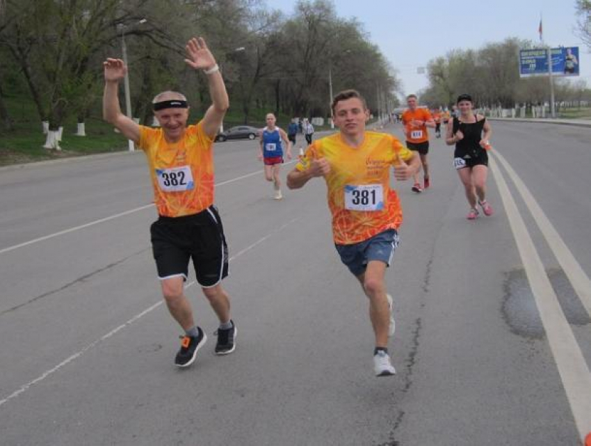 Второе место занял бегун из Морозовского района в большом волгоградском марафоне «Победа"