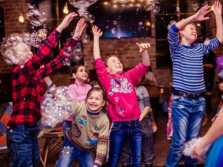 Незабываемый праздник с шоу мыльных пузырей устроили морозовчане для детей из социального приюта