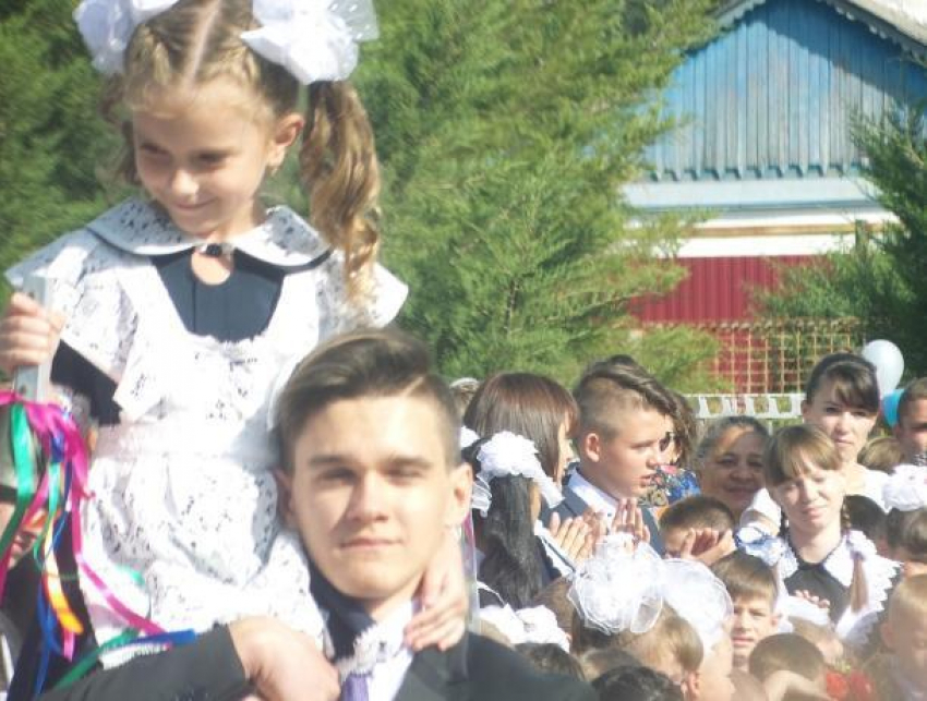 Для первоклашек Морозовского района прозвенел первый в жизни школьный звонок