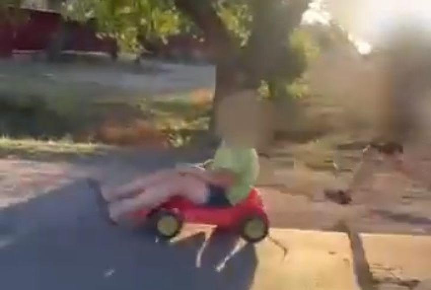 Дети катались на игрушечной машинке по дороге на окраине Морозовска