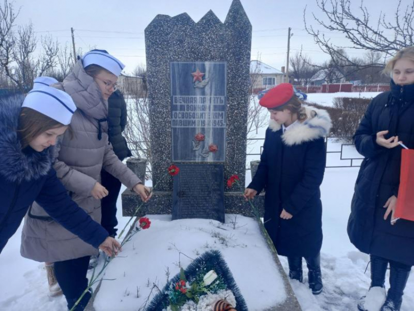 Как символ памяти и благодарности: Школьники в хуторе Владимиров возложили гвоздики к памятнику-обелиску 