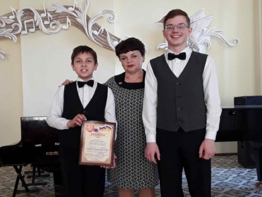 Юные музыканты из Морозовска победили в зональном конкурсе фортепианных дуэтов 