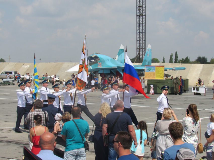 Новейшую военную технику и авиашоу с парашютистами показали морозовчанам на аэродроме