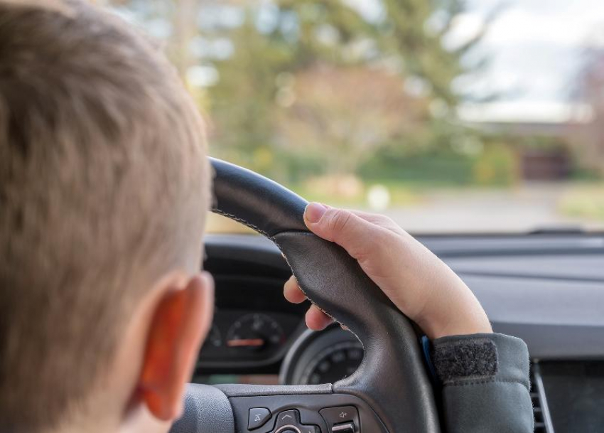 Сотрудники полиции в Морозовске призывают родителей не доверять подросткам управление транспортными средствами