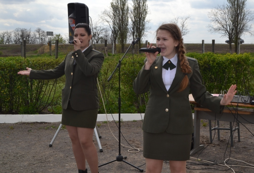 Для военных связистов спела концертная бригада из морозовского ГДО