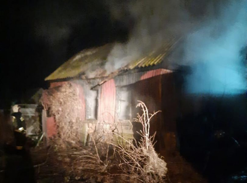 В пожаре на улице Ушакова в Морозовске погиб человек