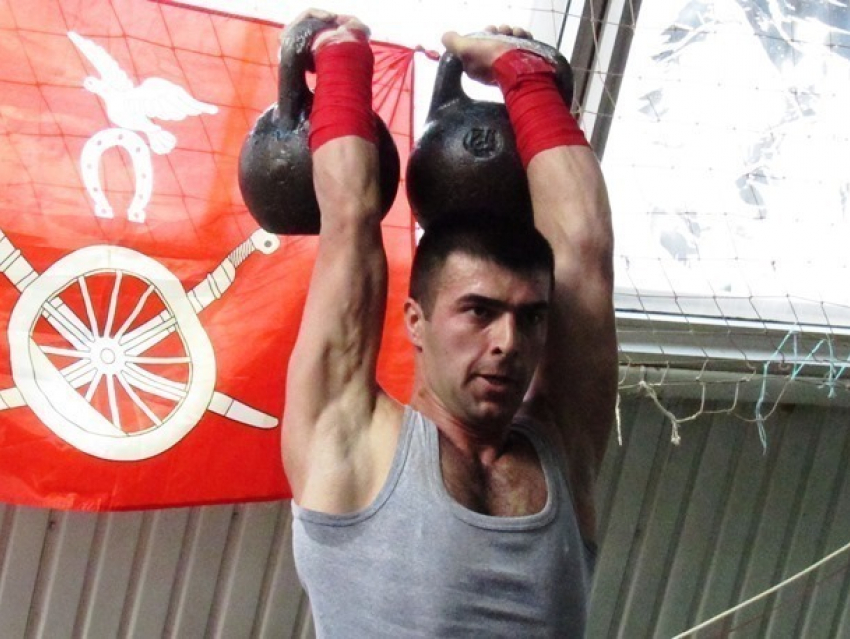 50 и более раз спортсмены смогли поднять тяжелые гири на соревнованиях в Морозовске