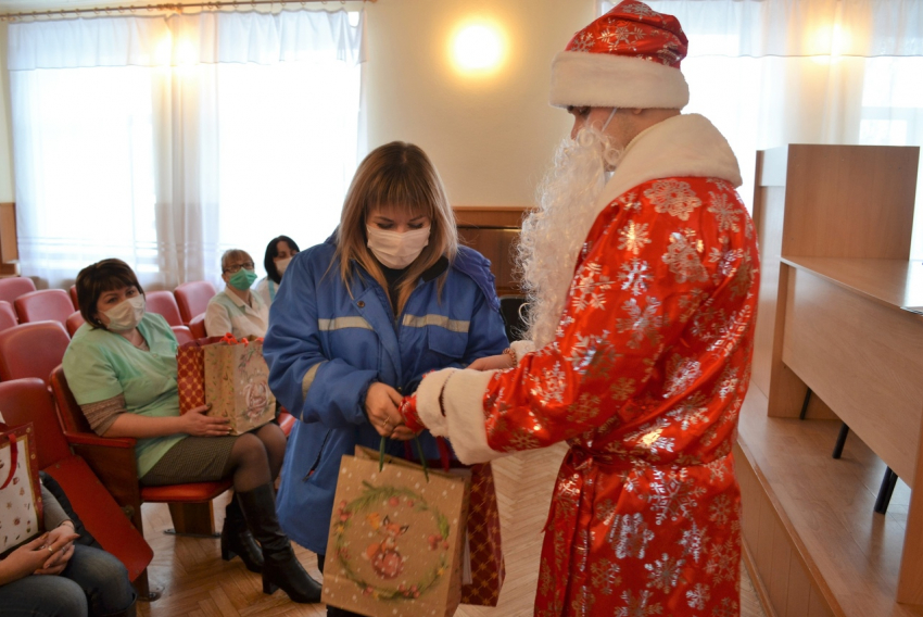 Волонтеры в Морозовске поздравили детей врачей и медицинских работников сладкими подарками