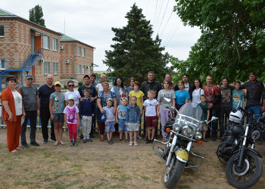 В Ростовской области байкеры помогают детскому приюту в глухой степи, у них появился неожиданный спонсор