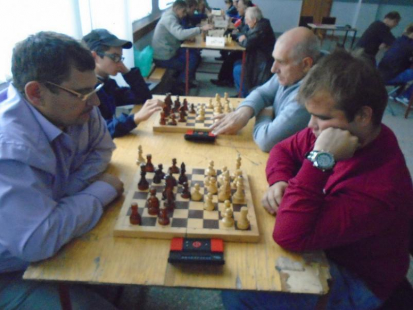 Абсолютным чемпионом шахматного турнира в Морозовске стал гость из Константиновского района Юрий Кирюхин