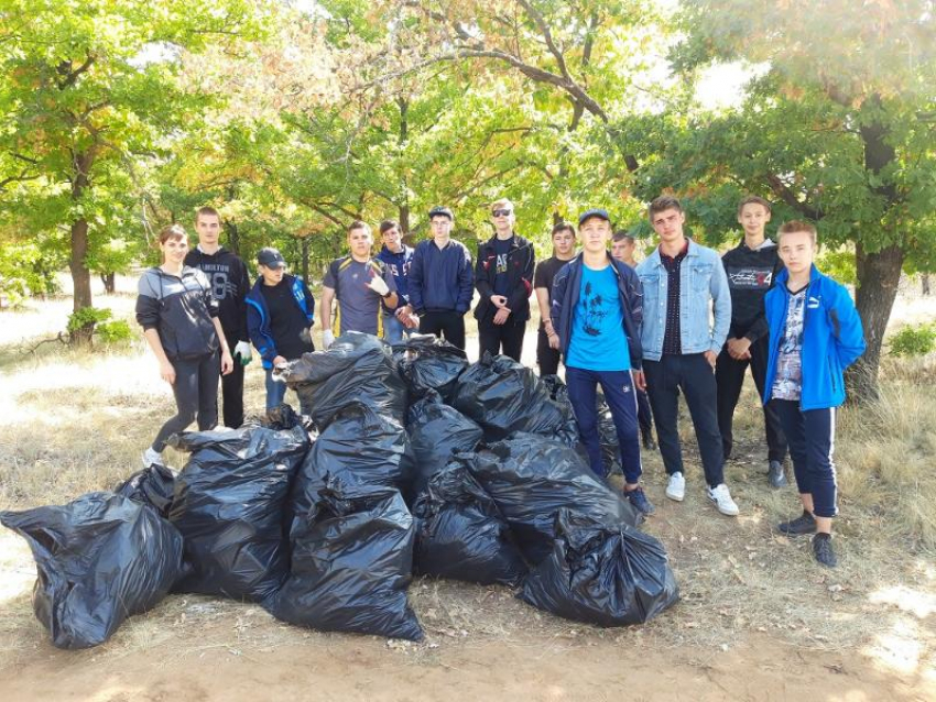 Более двадцати мешков бытового мусора собрали волонтеры на городском субботнике в Морозовске