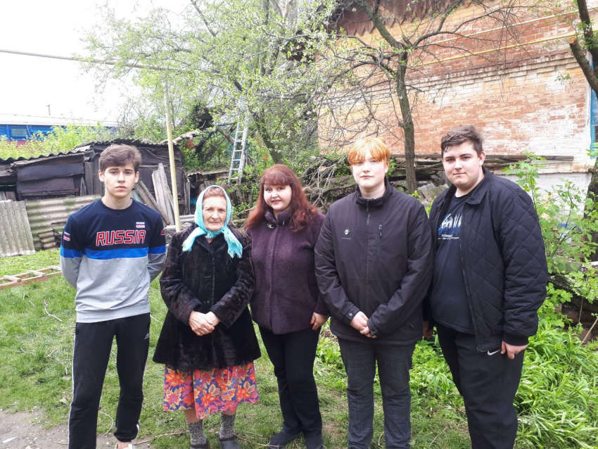 Волонтёры морозовского отряда «На крыльях добра!» оказали помощь ребенку войны Галине Ивановне, во дворе которой рухнуло старое дерево