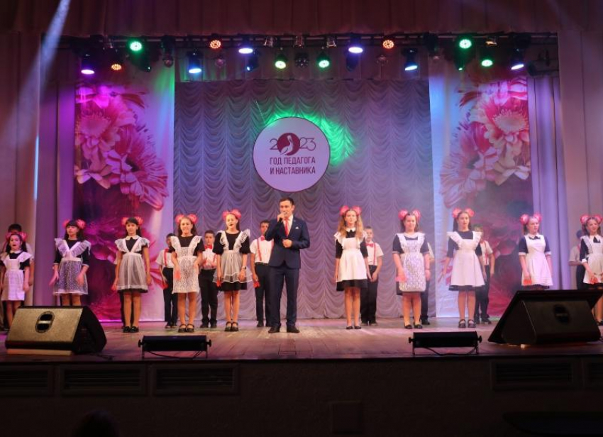 Праздничный концерт в честь Дня учителя прошел в Морозовске, в районном доме культуры