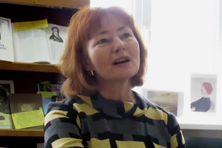 Художница в библиотеке Морозовска трогательно спела романс из российского кинофильма и украинскую народную песню