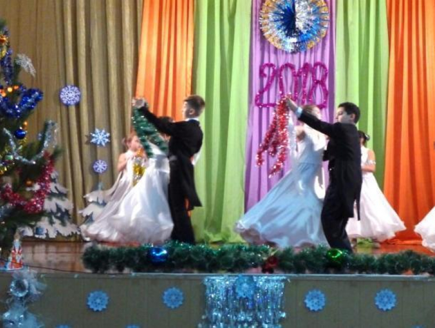 Новогодний концерт устроили для родителей в доме детского творчества Морозовска