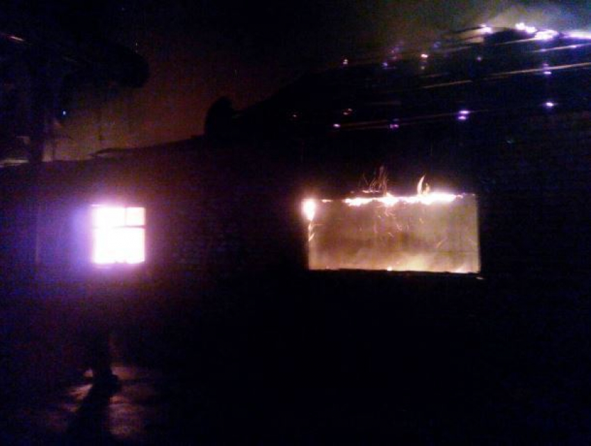 Появились фото и видео пожара на заброшенной заправке в Морозовске