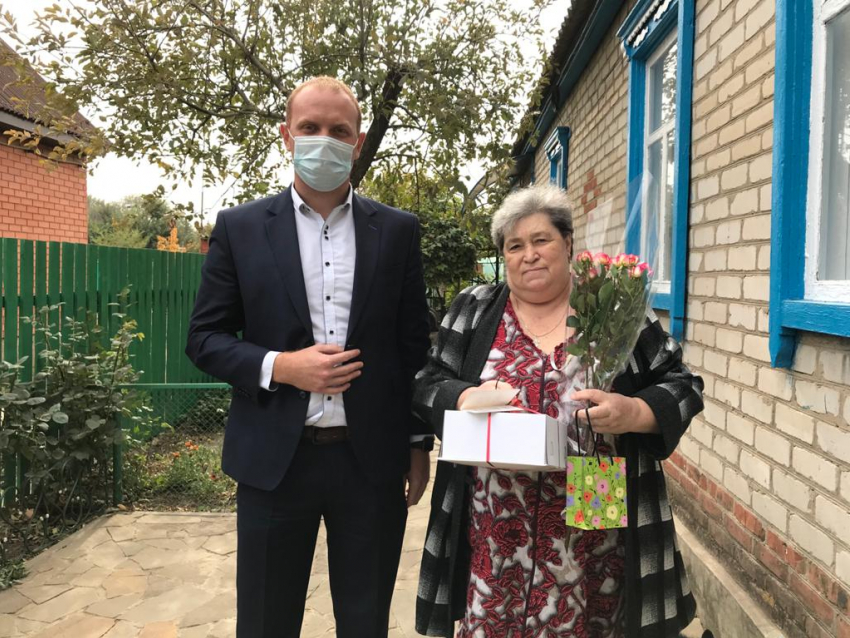 Почетных граждан Морозовска в День уважения старшего поколения поздравили цветами и подарками
