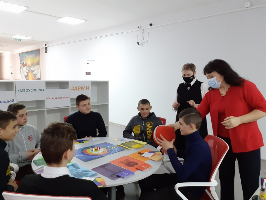 Креативная и веселая игра «Свой среди своих» прошла в школе №4 Морозовска