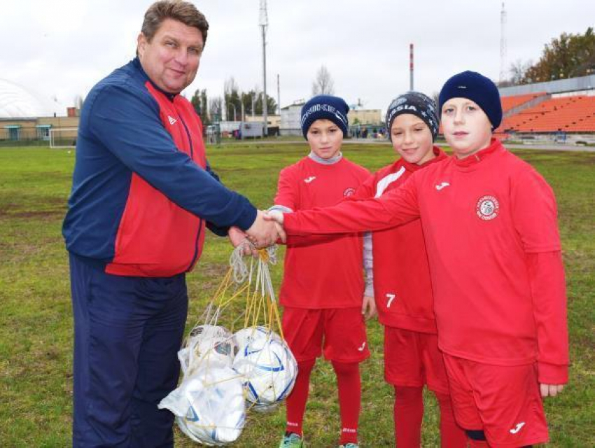 Шесть футбольных мячей подарили морозовчанам в Новошахтинске