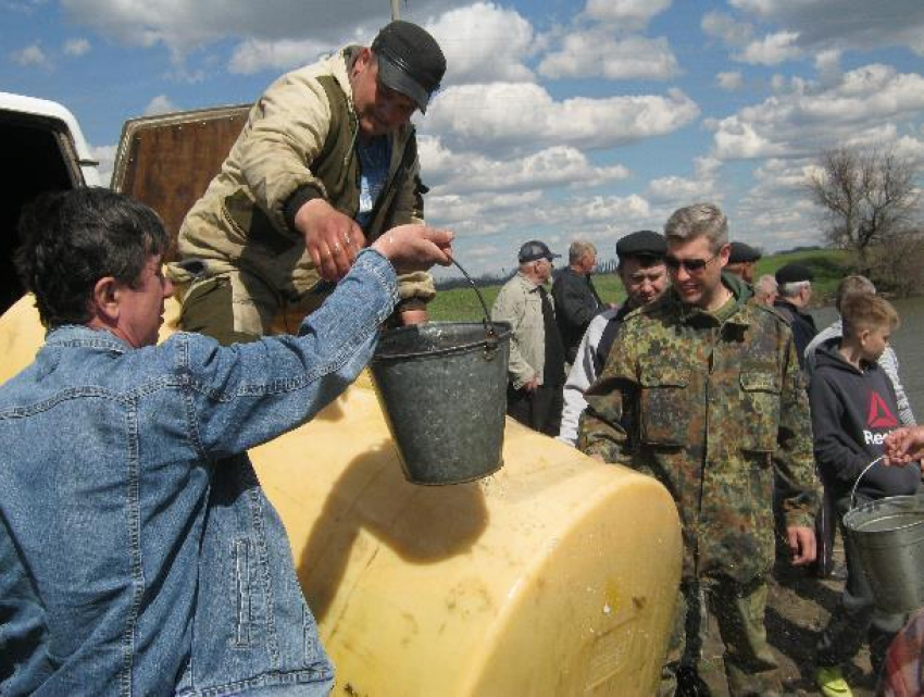 12 тысяч мальков выпустили рыбаки в реку Быструю