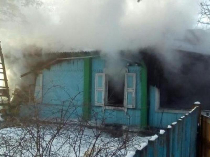 Пожарные в Морозовске спасли человека из огня
