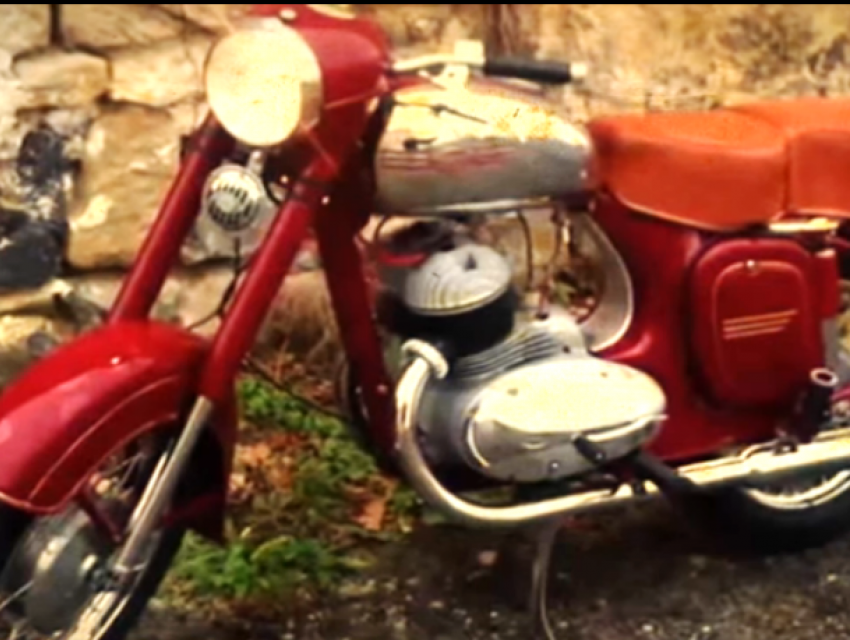 Историю мотоцикла легендарного мотоцикла Ява 350 рассказал видеоблогер в Морозовском районе