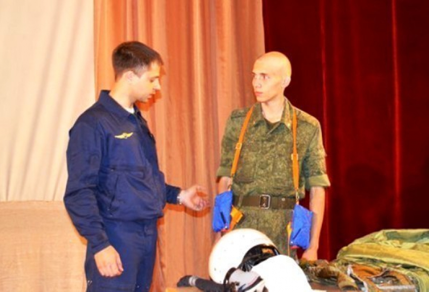Солдаты-призывники примерили на себя снаряжение летчиков в Доме офицеров Морозовска