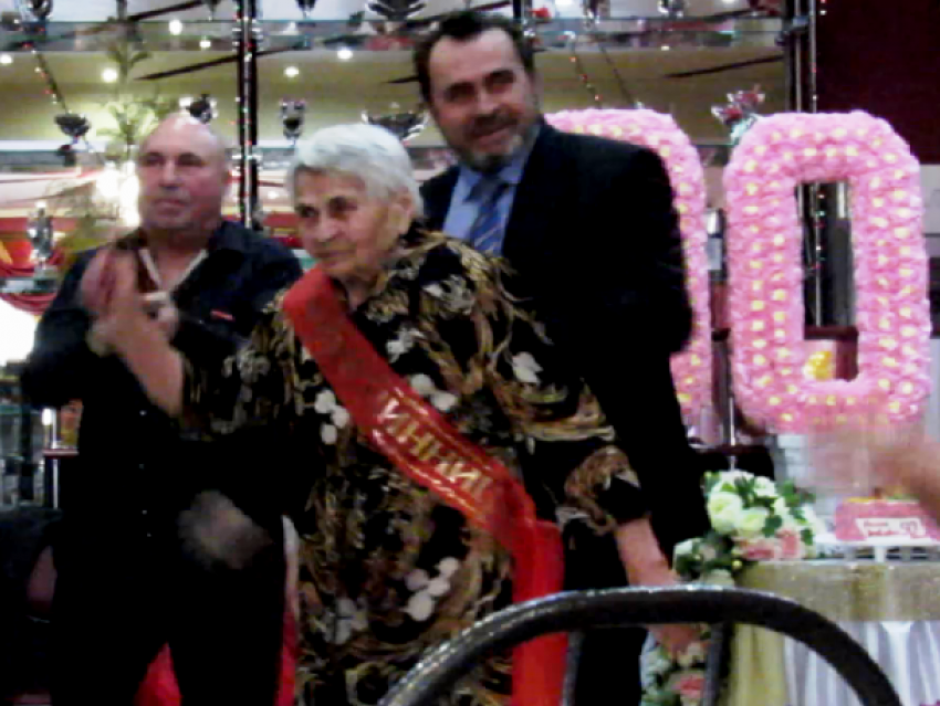 90-летняя морозовчанка станцевала в свой День рождения под казачьи песни 